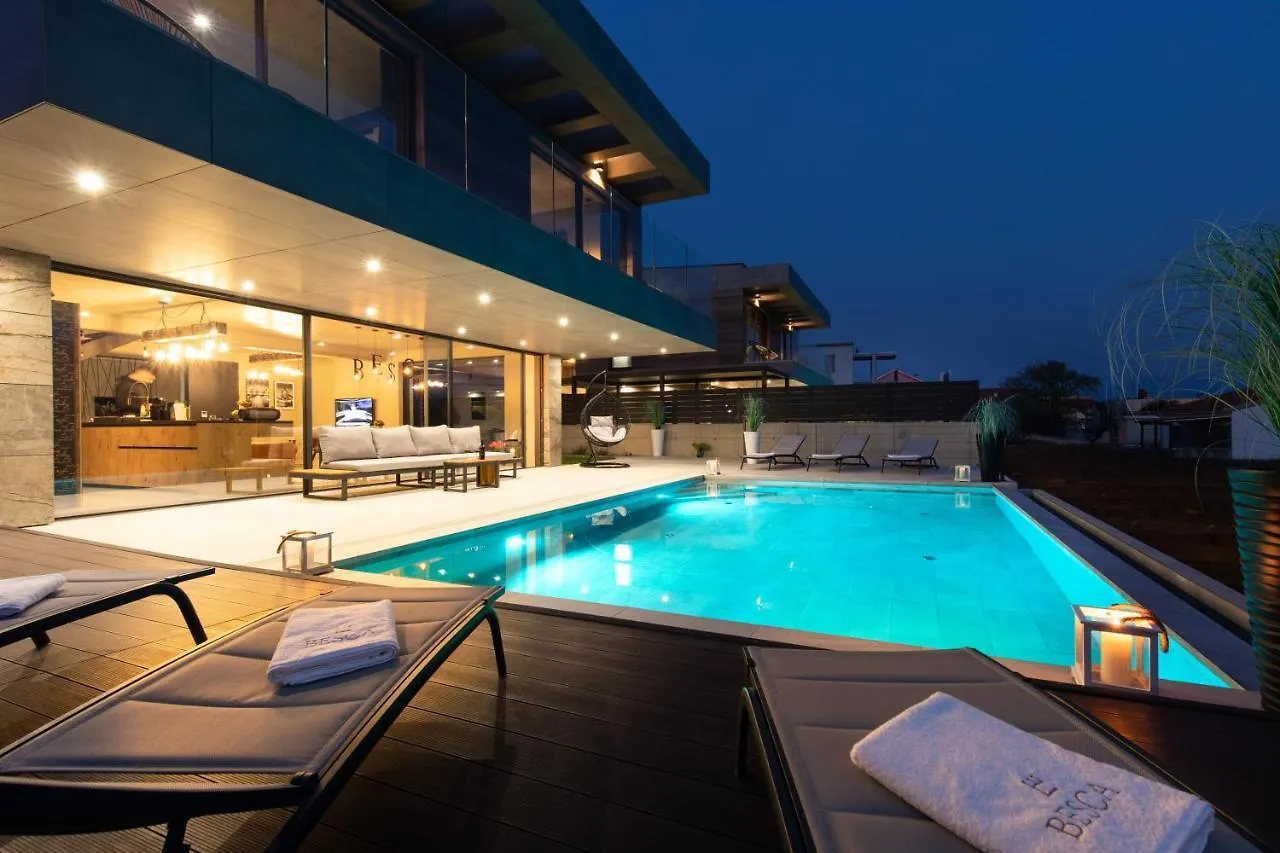 Luxury Villa Prestige With Sauna And Jacuzzi バスカ
